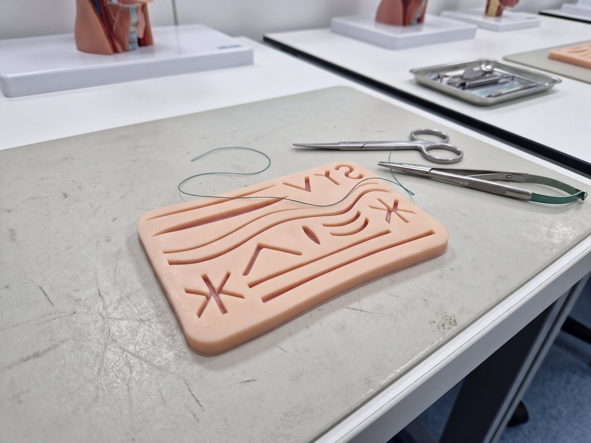 PAD D'ENTRAÎNEMENT À LA SUTURE